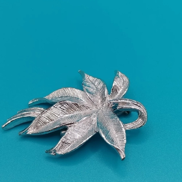 Vintage Gerry Poinsettia Flower Pin or Brooch Silver Christmas 2" - Picture 4 of 9